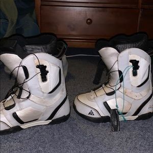 Snowboard boots